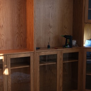 Detaljbild av bokhylla under montering
